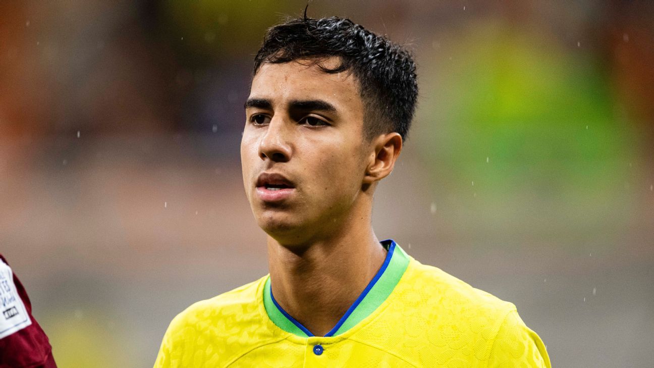 前往曼城的维斯向帕尔梅拉的队友们告别