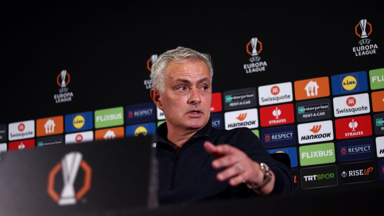 穆里尼奥：费内巴切主帅在新闻发布会上假装睡觉