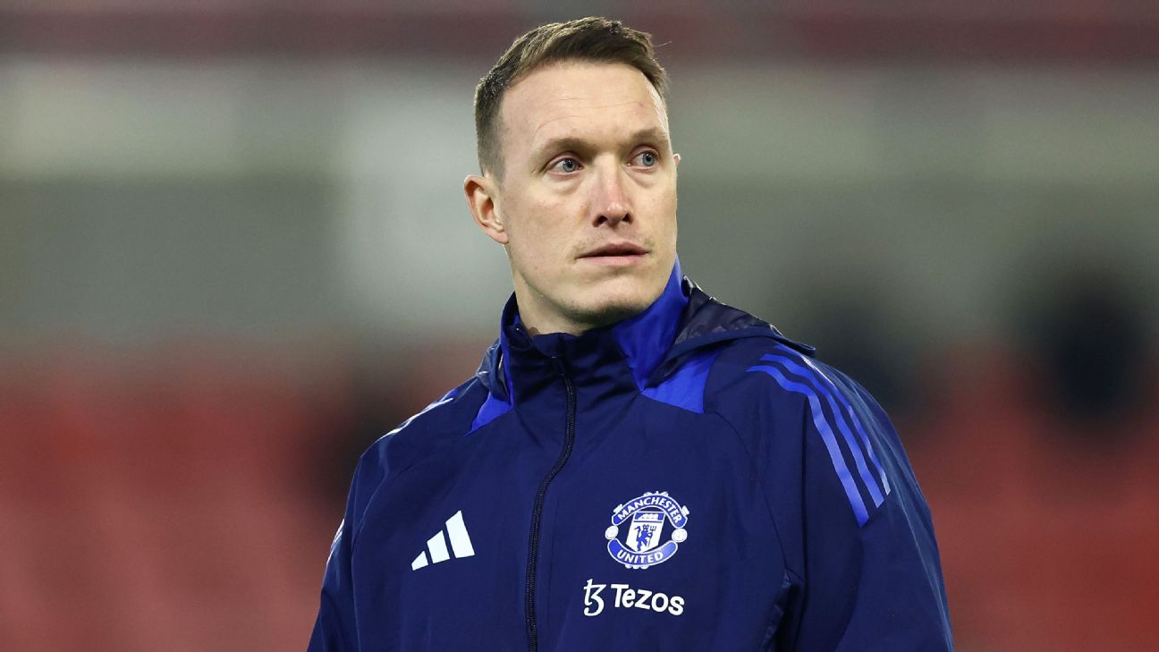 “我没法看比赛了”：菲尔·琼斯谈离开曼联后的生活，教练进球，鲁贝·阿莫里姆