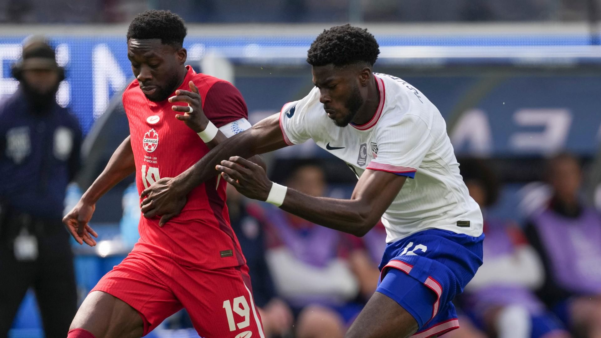 在拜仁的愤怒中，加拿大为阿方索戴维斯的待遇辩护