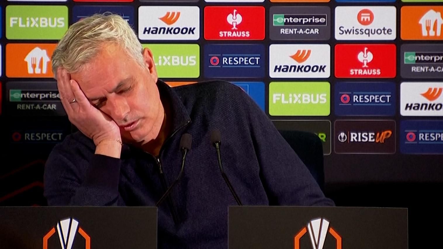 土耳其杯失利后，穆里尼奥抓住加拉塔萨雷教练的鼻子