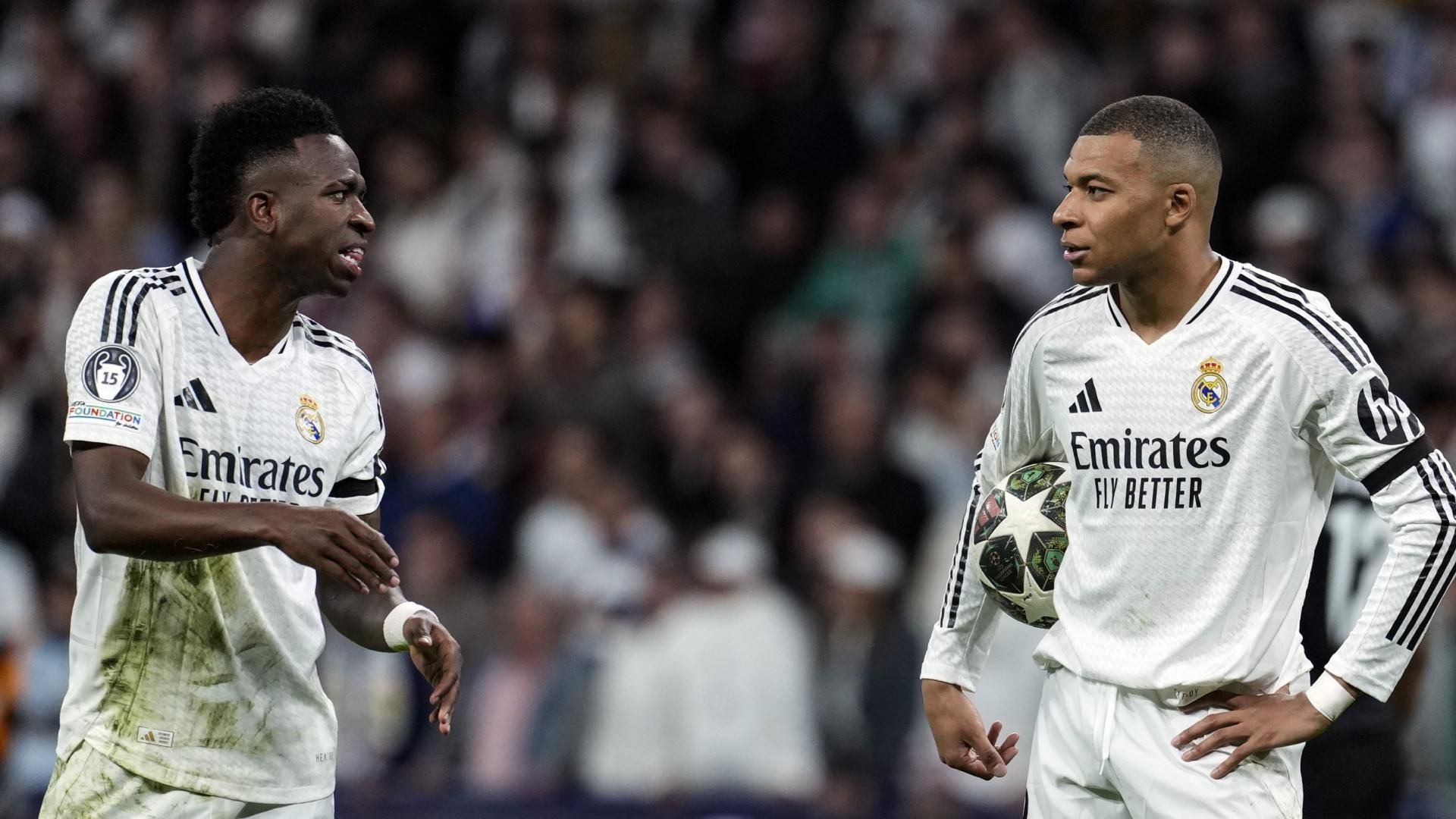 皇家马德里队的穆巴佩在输球中因脚踝受伤一瘸一拐地下场