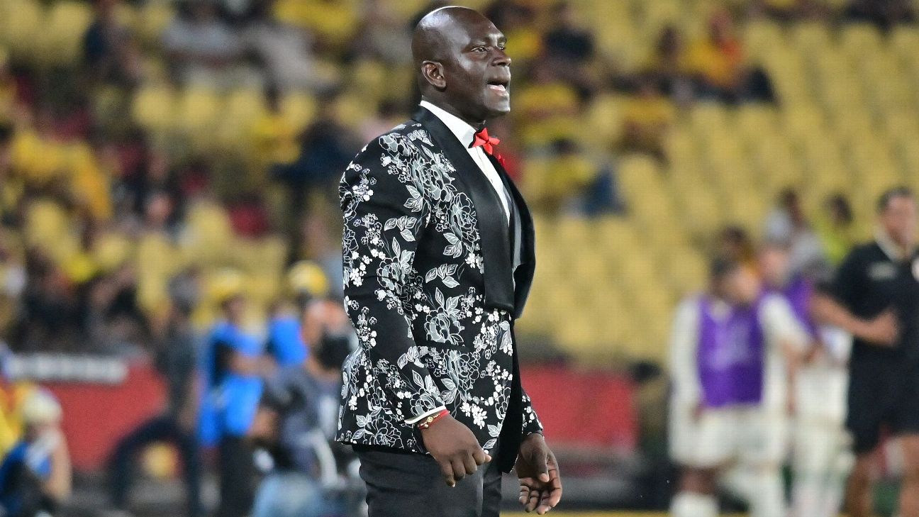 边线无尾礼服：巴塞罗那俱乐部的卡斯蒂略是足球界最时尚的教练