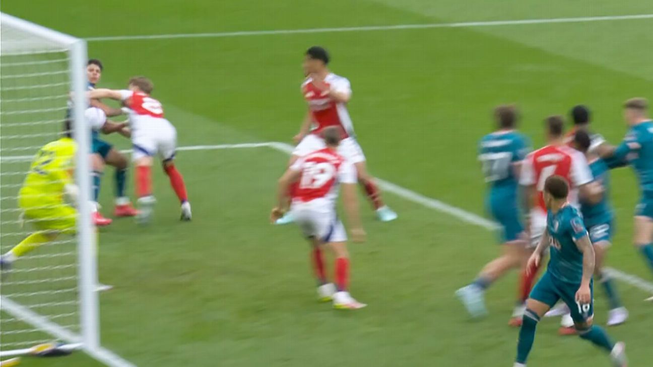 埃文尼森对阿森纳的绝杀应该被判手球无效吗？