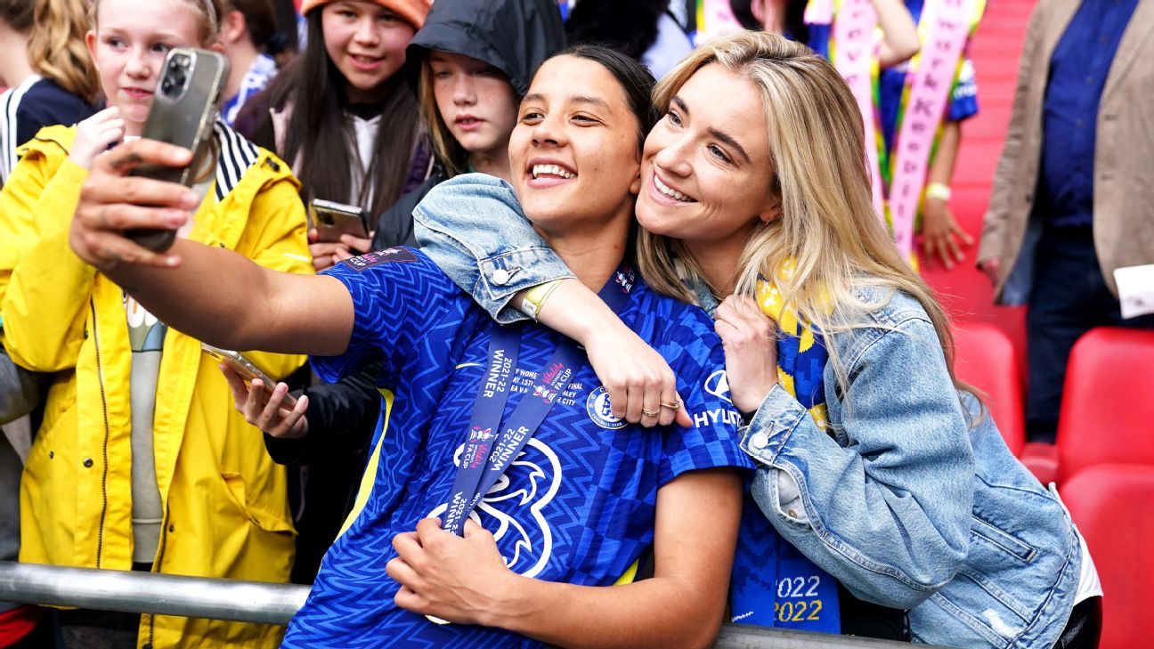 山姆·科尔和克里斯蒂·梅维斯宣布他们的第一个孩子出生