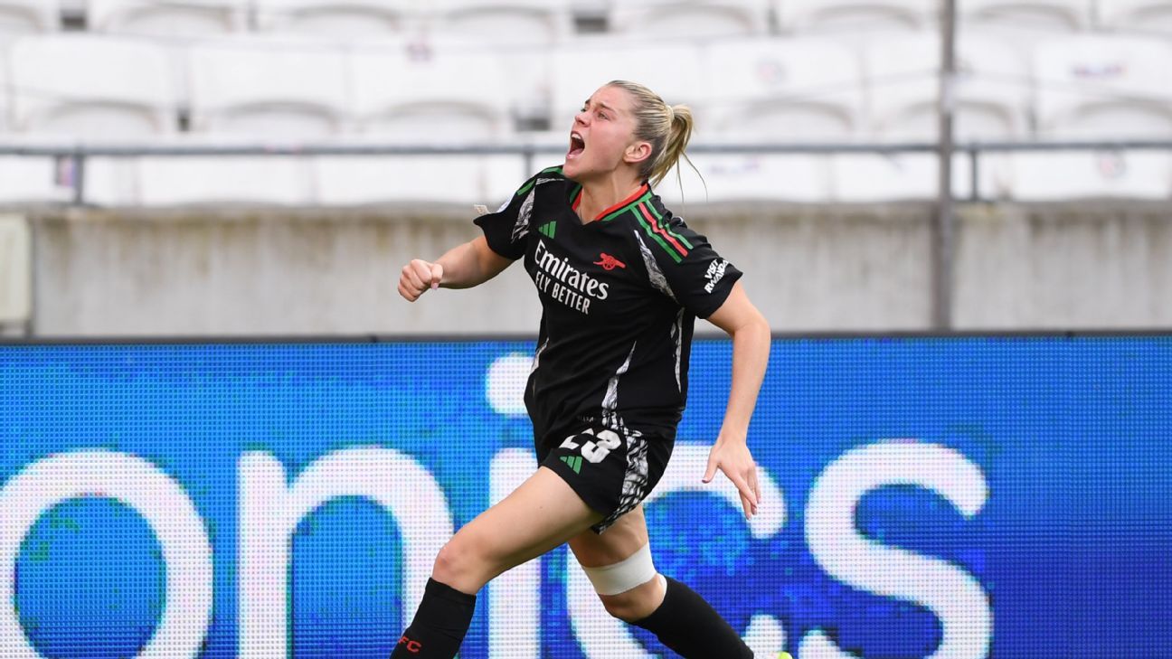 阿森纳队的阿莱西娅·鲁索赢得了女子FWA年度最佳球员