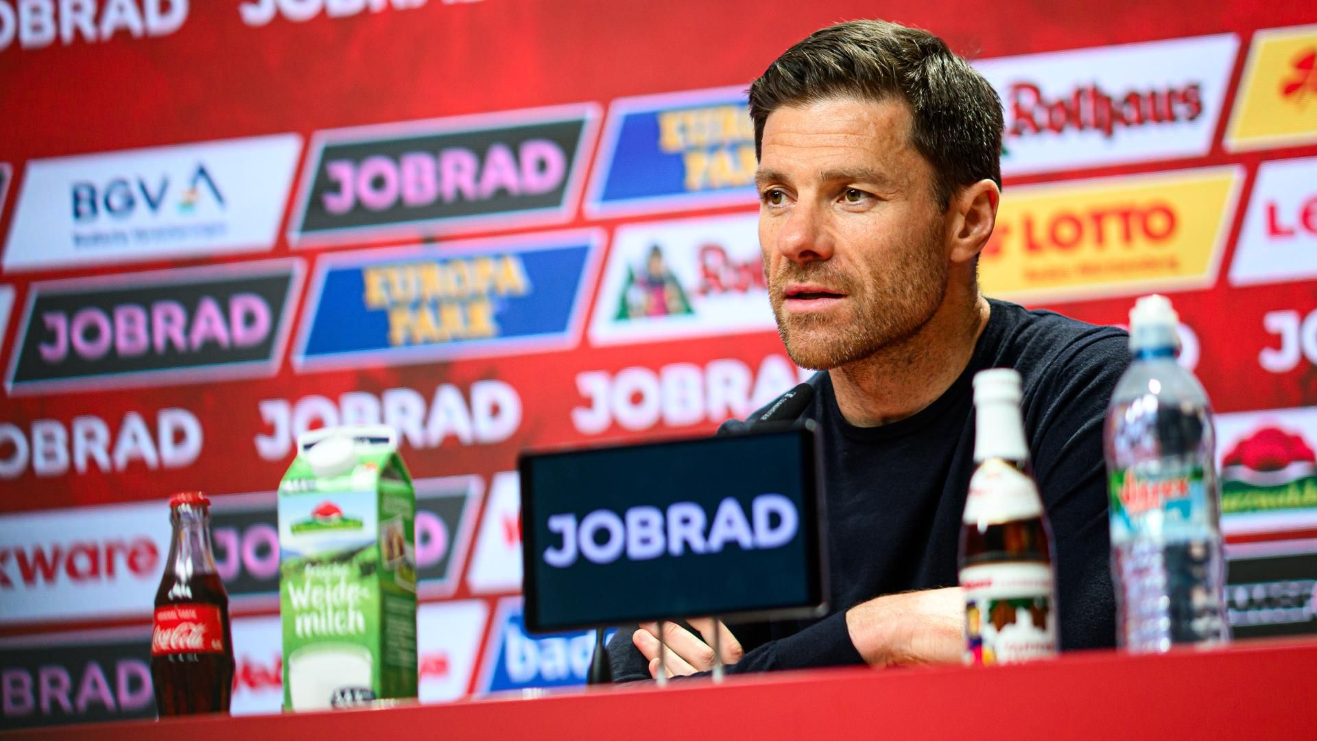 勒沃库森的哈维·阿隆索在输球后向球迷告别