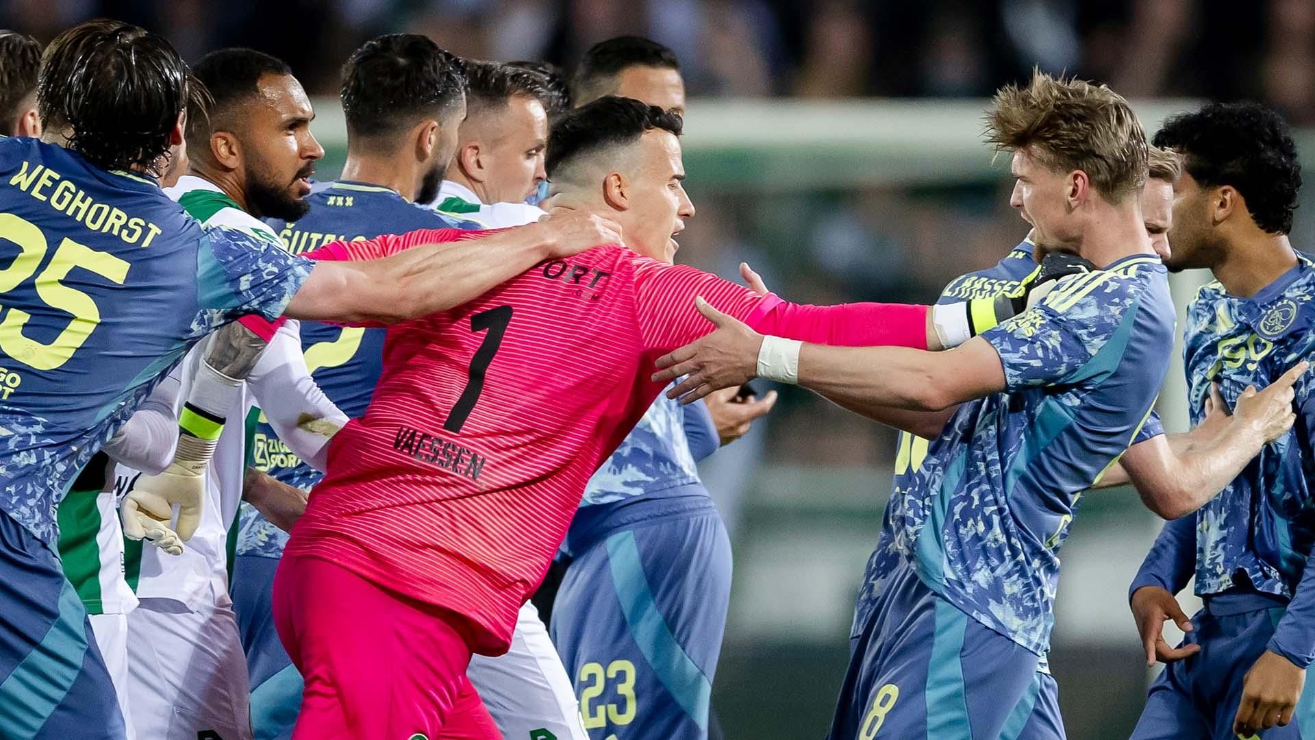 由于埃因霍温取得10分的优势，阿贾克斯濒临荷甲冠军的崩溃