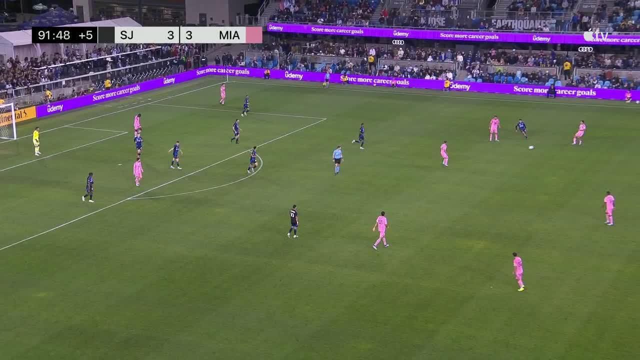 愤怒的梅西被布鲁斯·阿雷纳挡下红牌