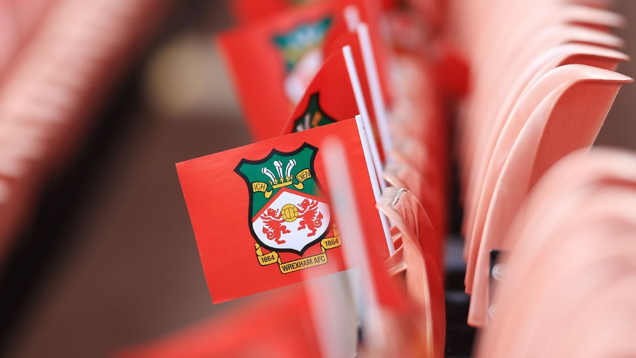 雷克瑟姆女队教练史蒂夫·戴尔在四个赛季后退役