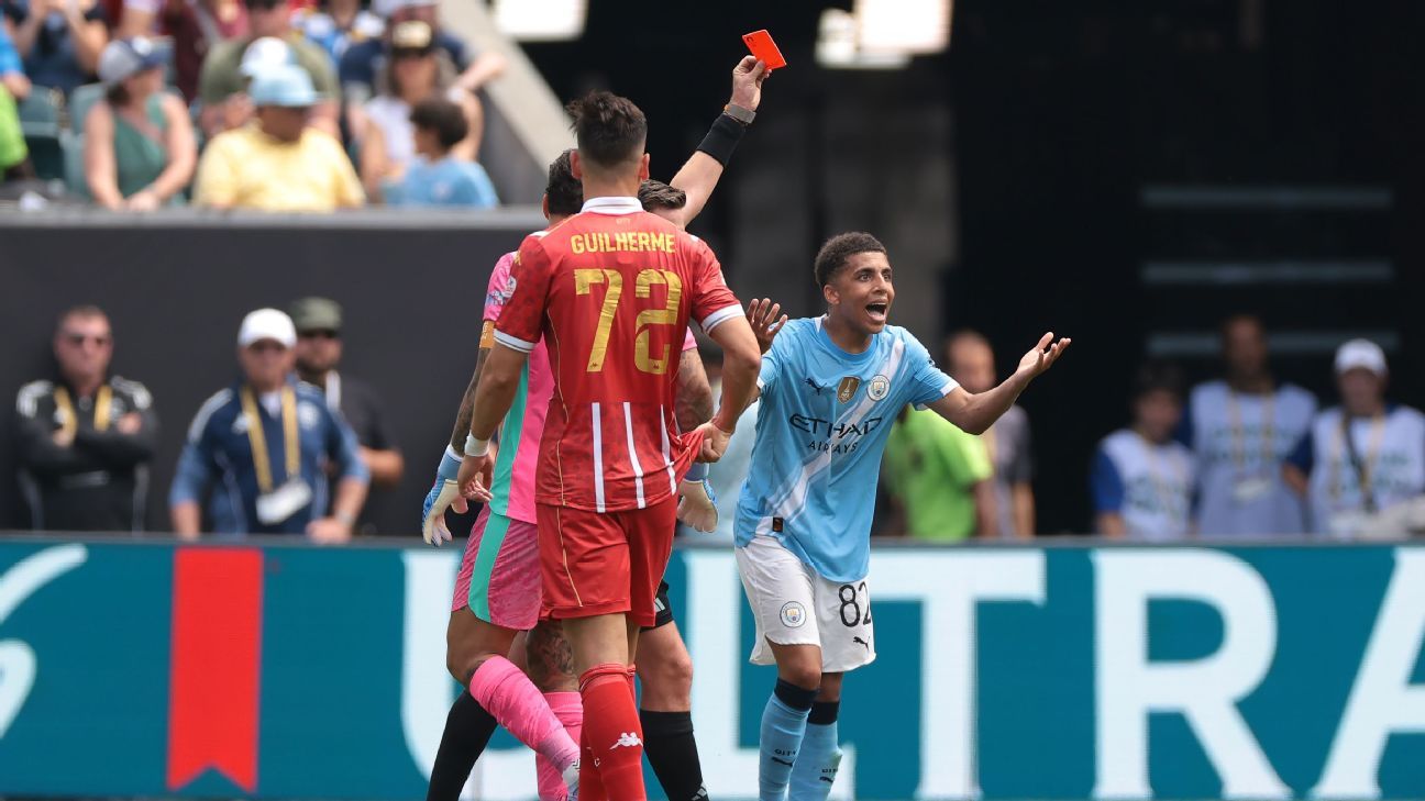 瓜迪奥拉哀叹刘易斯在曼城胜利中“不必要的”红袍