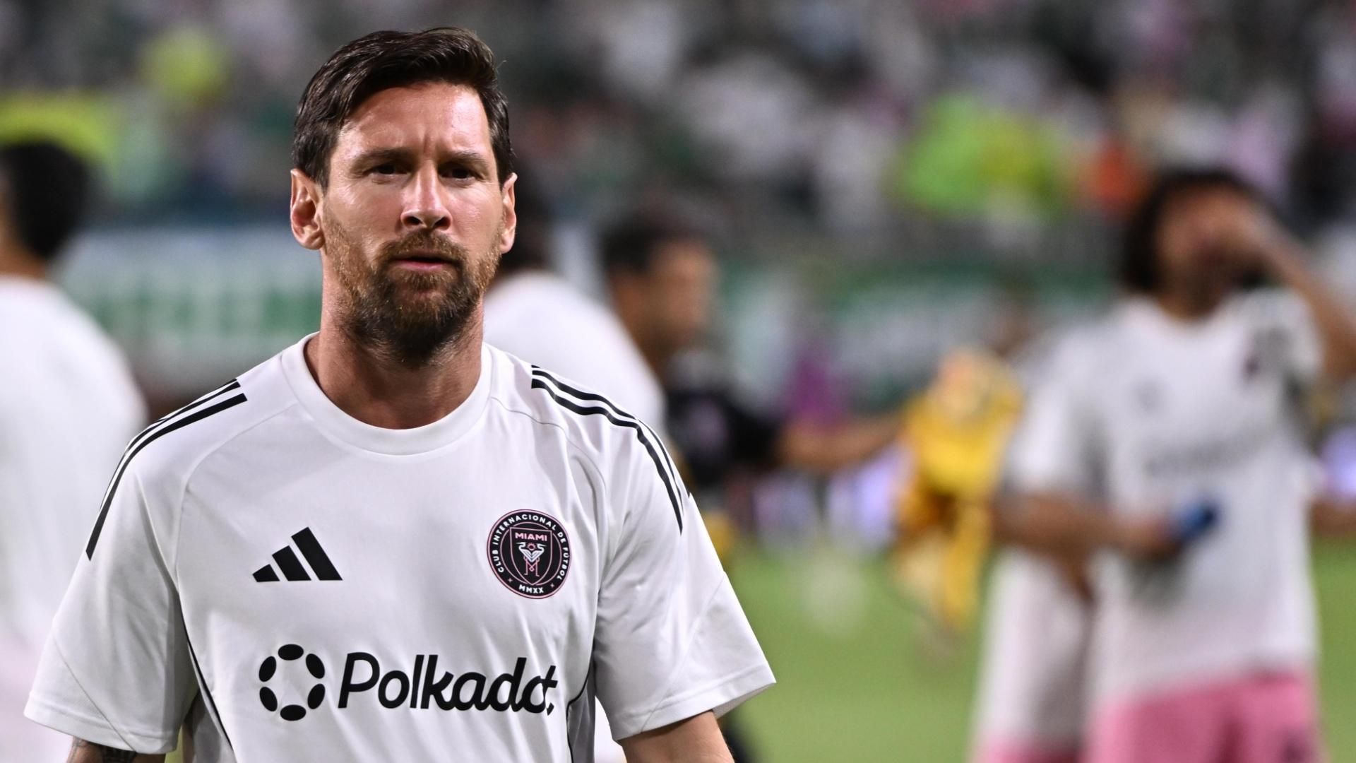 梅西加入了球场传奇的行列，以它们命名的看台