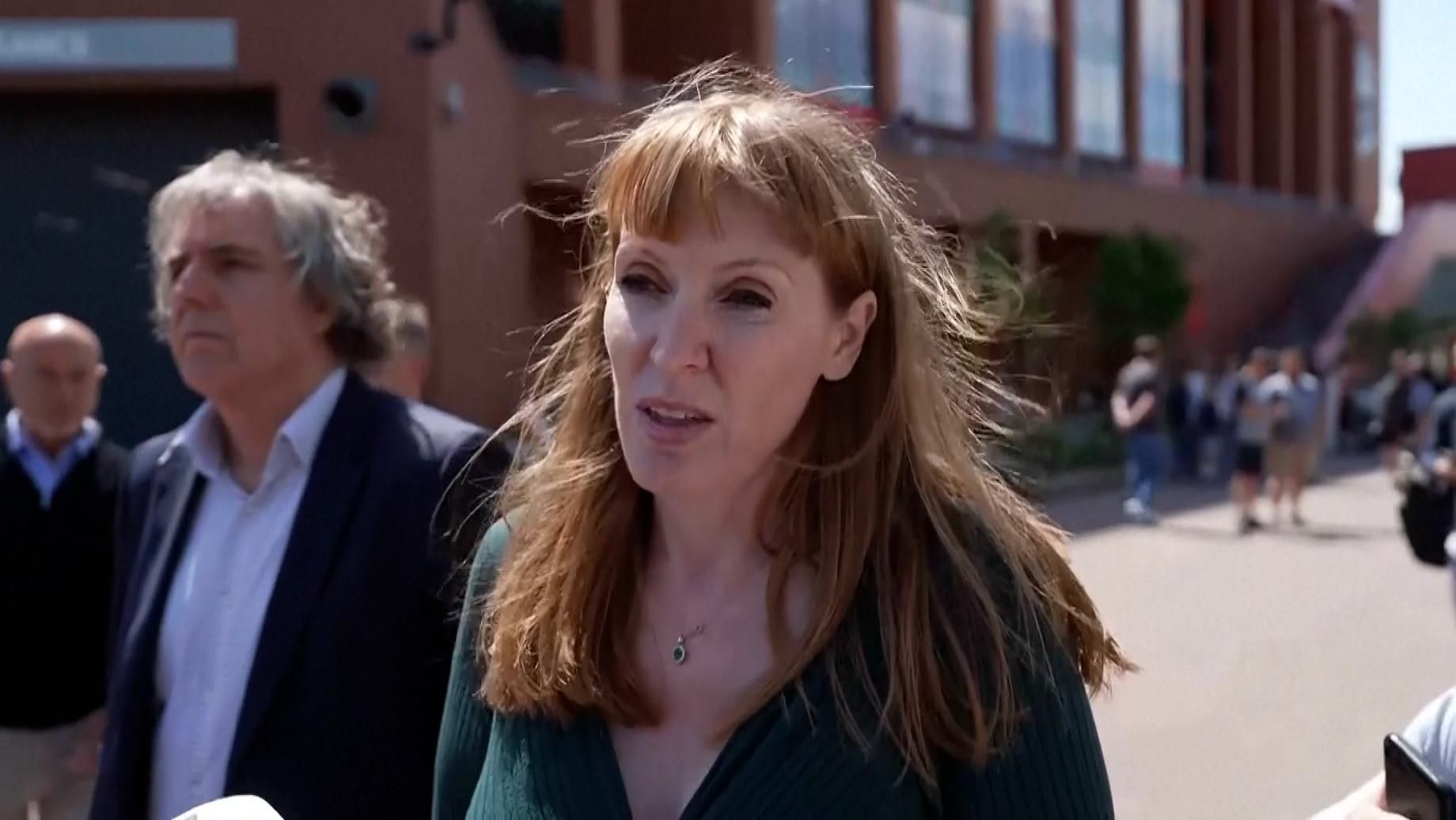 迪奥戈·霍塔被称为阿恩·斯洛特，克里斯蒂亚诺·罗纳尔多带领人们向他致敬