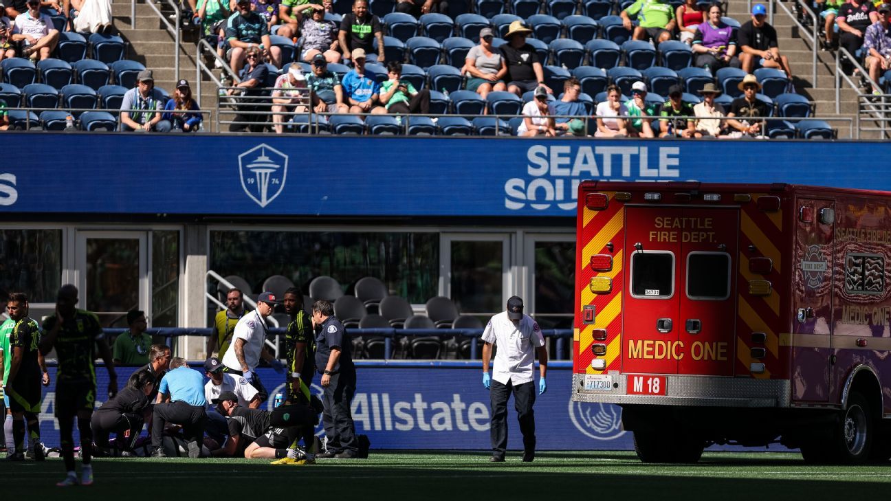 Sounders GK Stefan Frei在救护车上与机组人员对抗