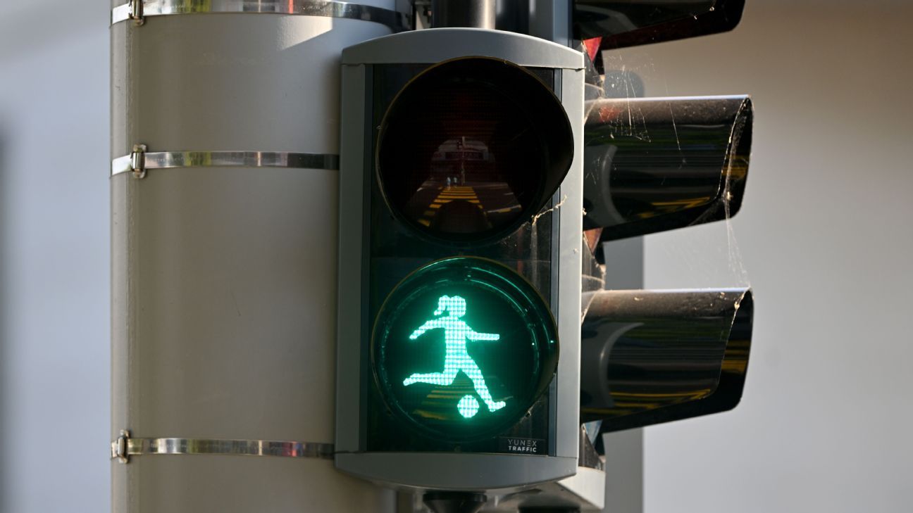 2025年欧洲杯：以足球为主题的红绿灯笼罩了主办城市巴塞尔