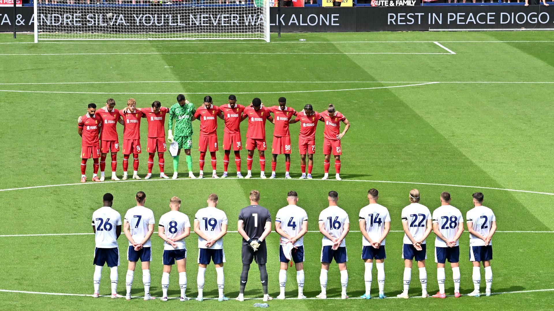 曼联在安菲尔德向霍塔和席尔瓦致敬