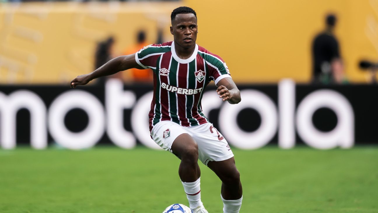 狼队同意签下弗鲁米南塞的约翰·阿里亚斯