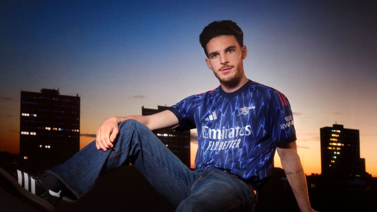 阿森纳2025-26赛季的客场球衣就像一道闪电一样耀眼夺目