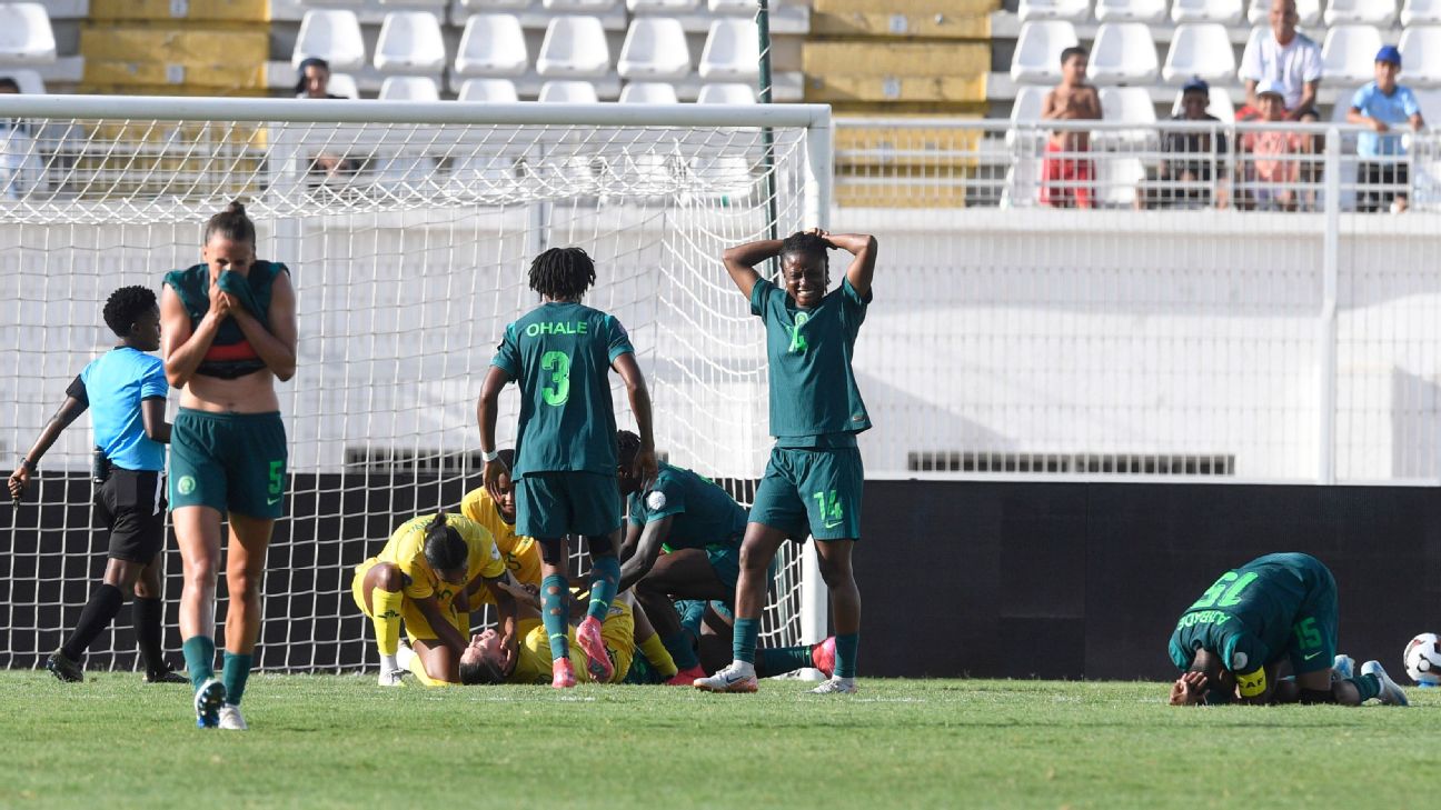 南非球员萨尔加多因重伤被担架抬下场