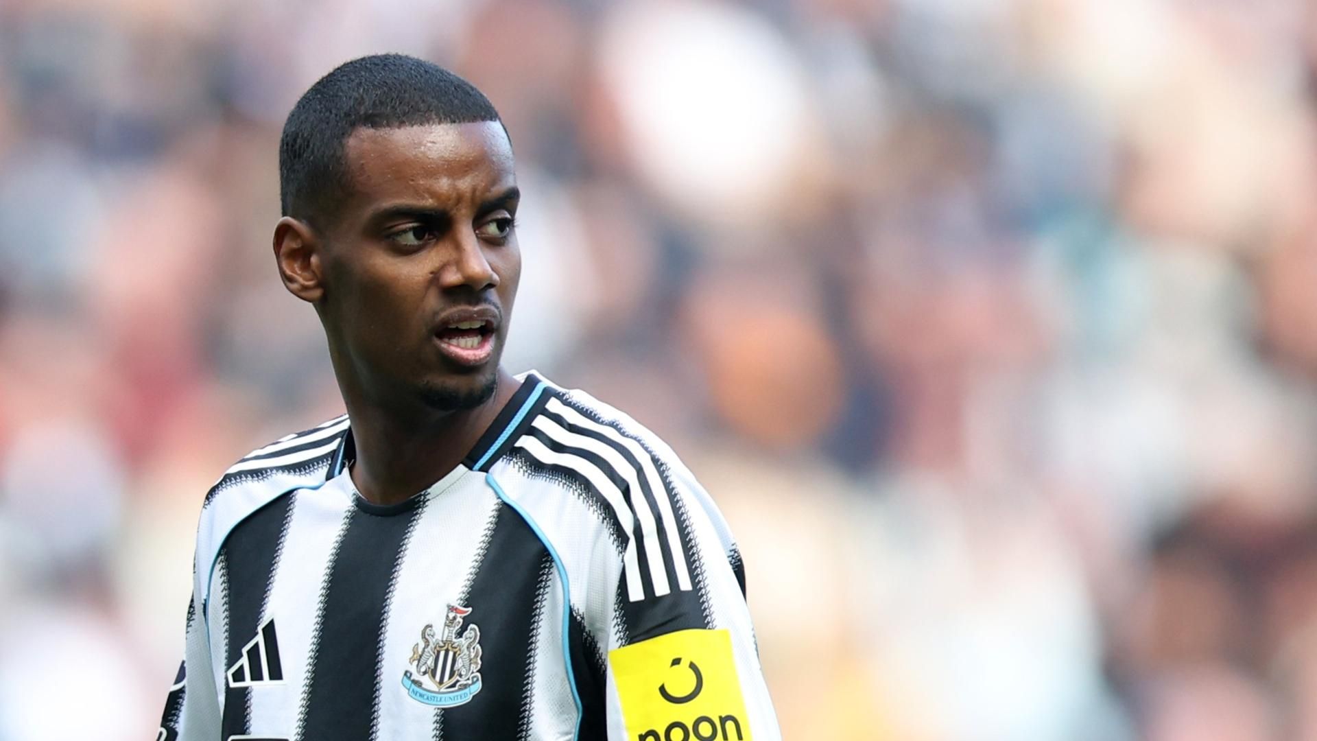 纽卡斯尔主帅豪尔表示，他们不会让伊萨克的转会传闻影响球队。