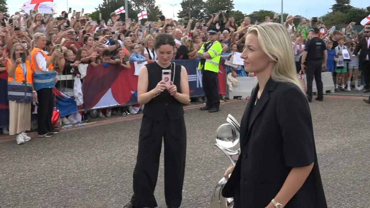 维格曼呼吁加大对女足的投资以庆祝欧洲杯夺冠