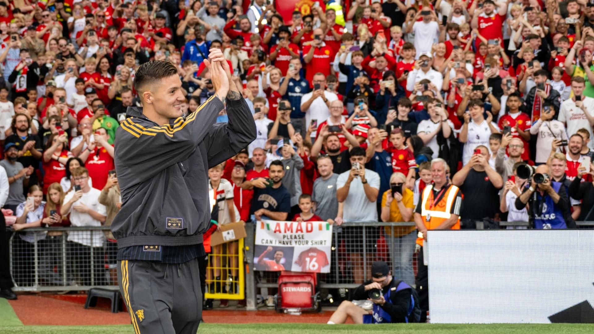 曼联点球大战击败佛罗伦萨，塞斯科首次亮相。