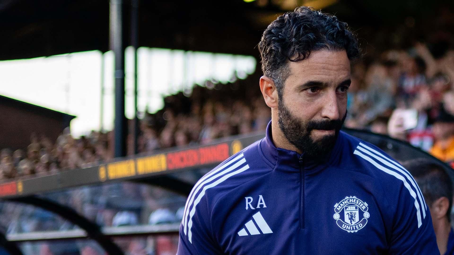 阿莫林怒斥曼联球员，此前球队爆冷不敌格林斯比。