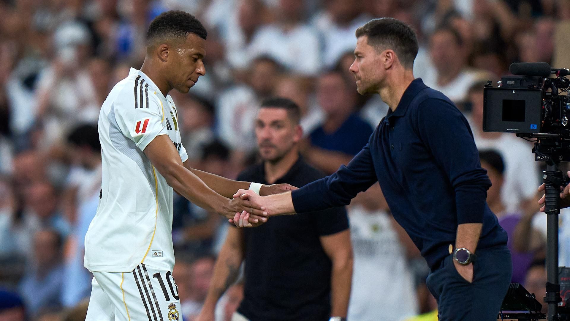 维尼修斯·儒尼奥尔破门得分，重返首发阵容后赢得阿隆索称赞