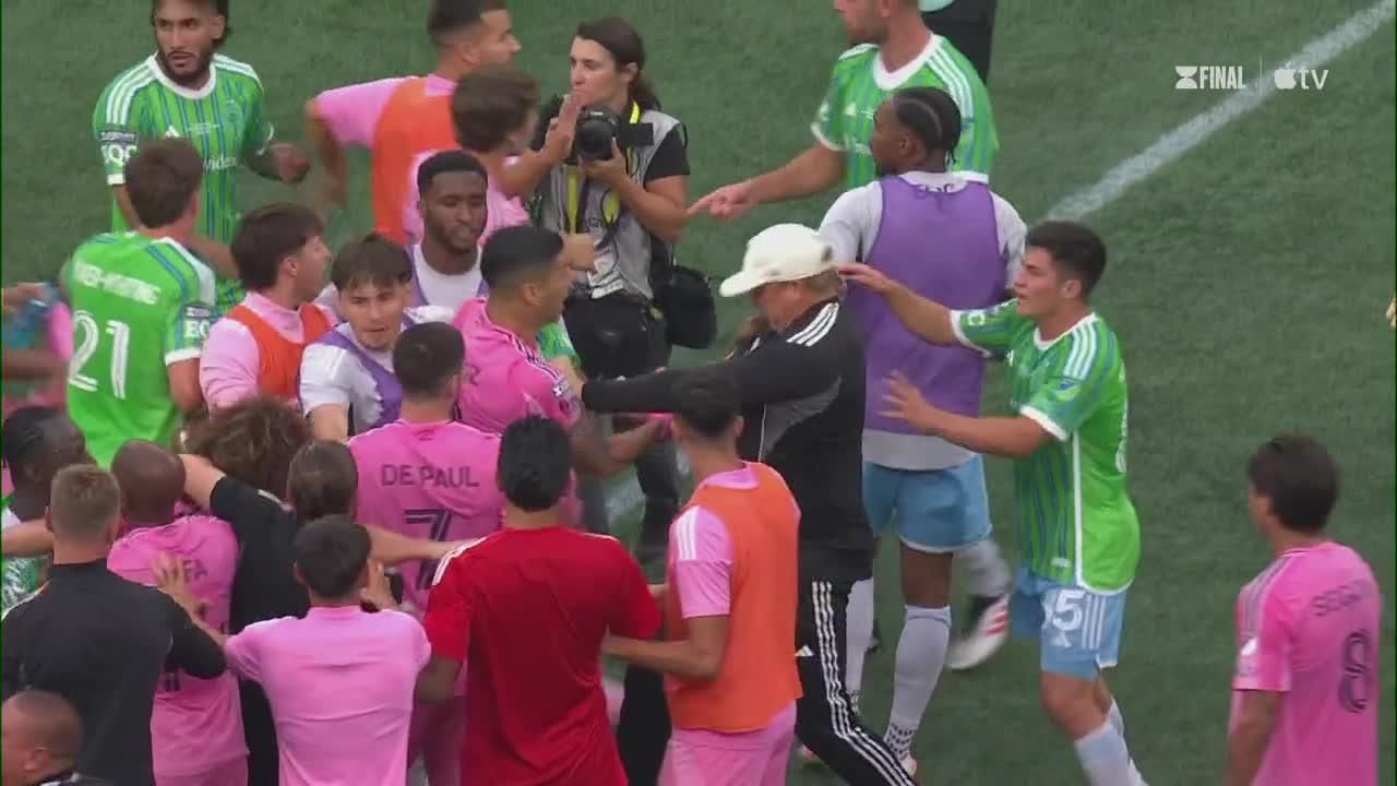 国际迈阿密的苏亚雷斯疑似向声波队工作人员吐口水。