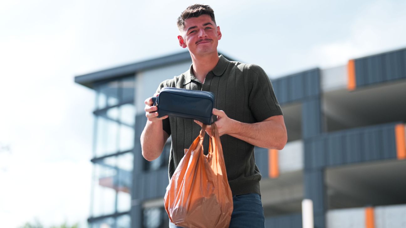 从设计师手拿包到购物袋：揭秘足球界的化妆包狂热