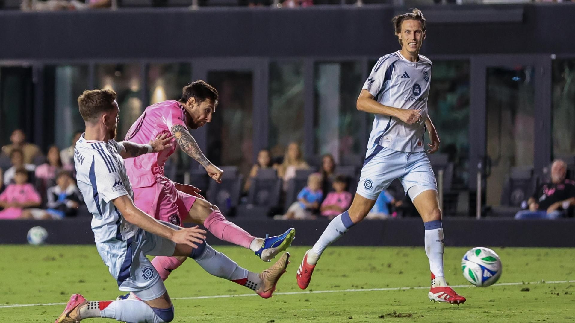 阿根廷队在迈阿密争夺支持者盾的关键战中征召梅西