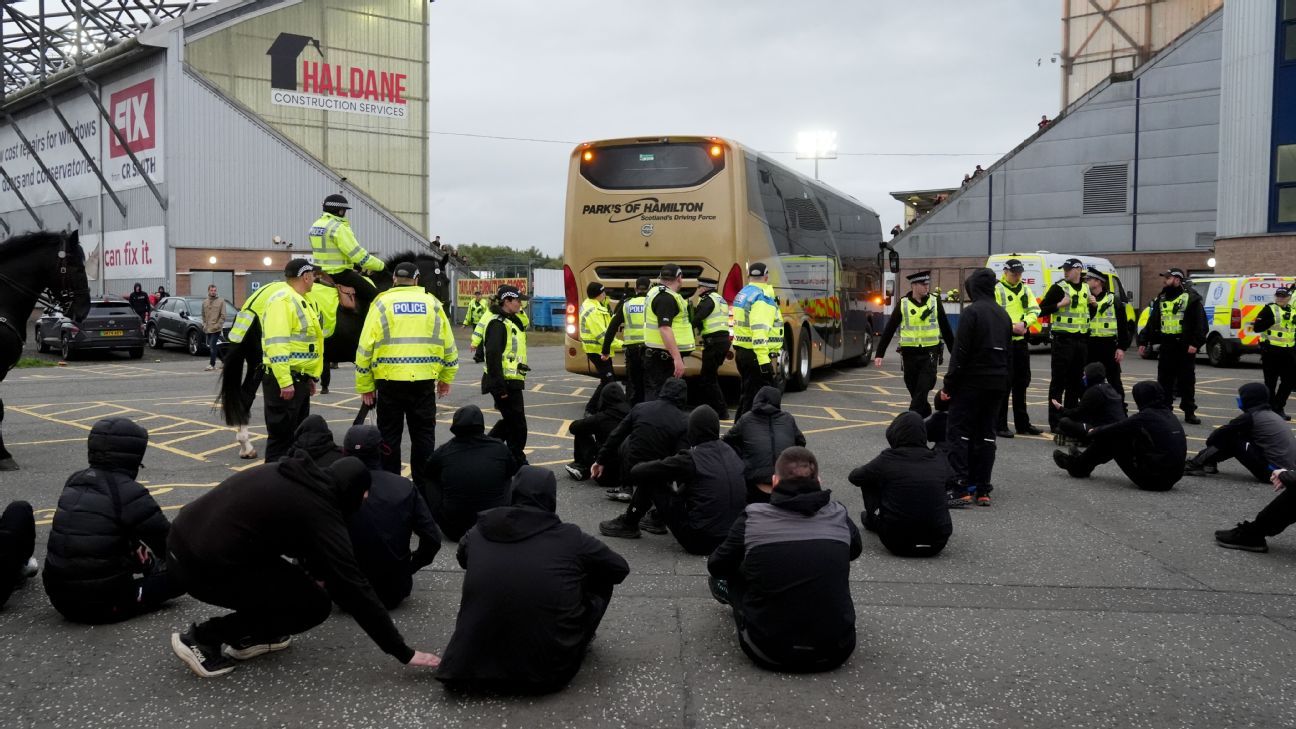 拉塞尔·马丁接受流浪者队的责备，此前球迷们拦住了球队大巴。