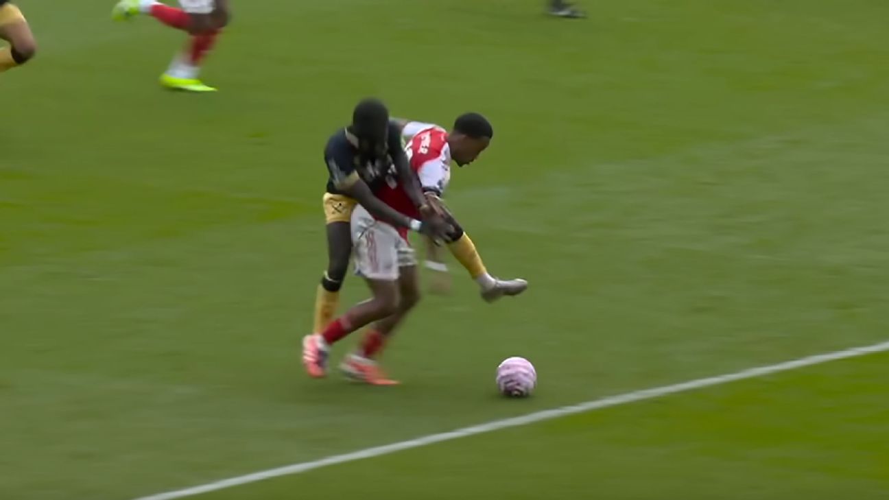 阿森纳的点球本应被判无效吗？此外，曼联幸运躲过点球危机！