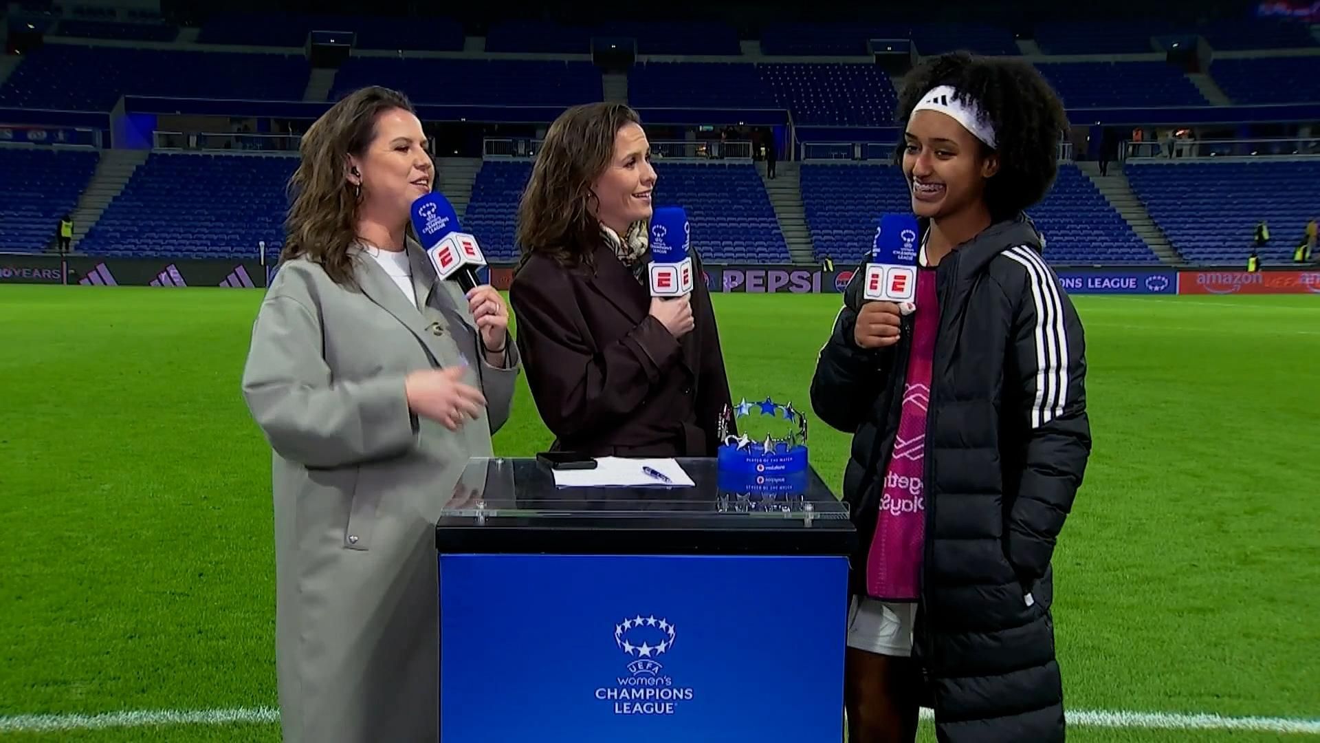 莉莉·约哈内斯在里昂女足欧冠联赛中攻入精彩进球