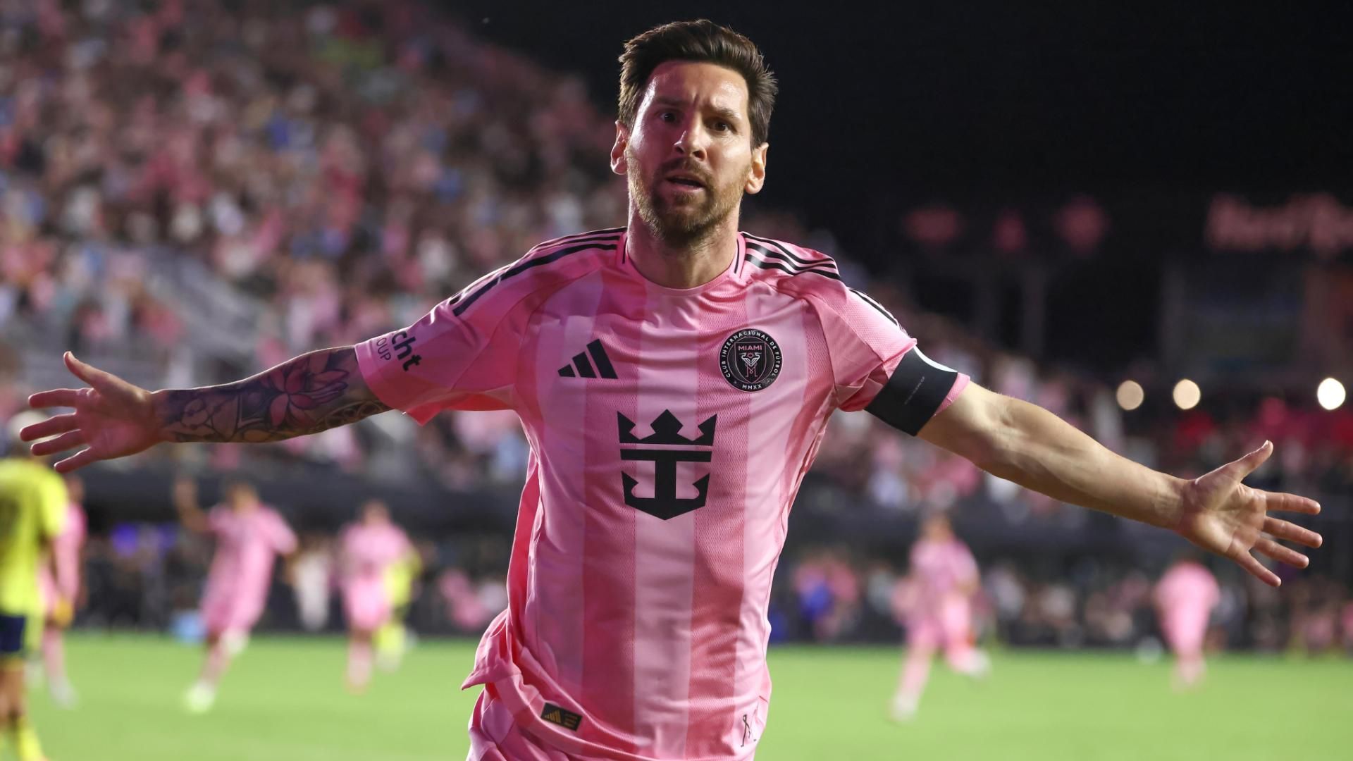 梅西梅开二度，助迈阿密队首夺美职联季后赛胜利。