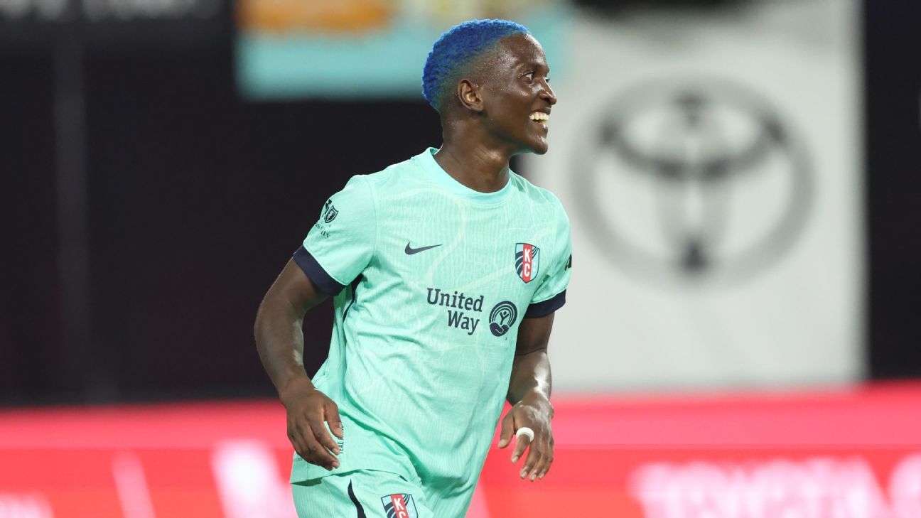 堪萨斯城的查温加成为首位连续两年荣膺NWSL最有价值球员的球员。