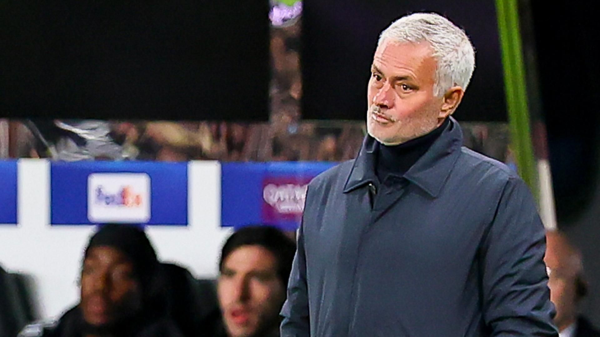 何塞·穆里尼奥对本菲卡球员大发雷霆，原本想换上9名替补。