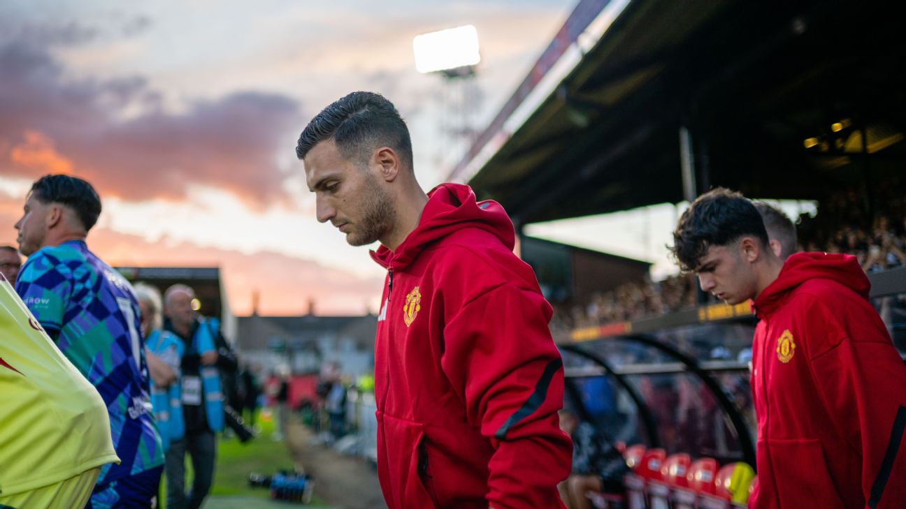 Transfer rumors, news: Real Madrid target Man United