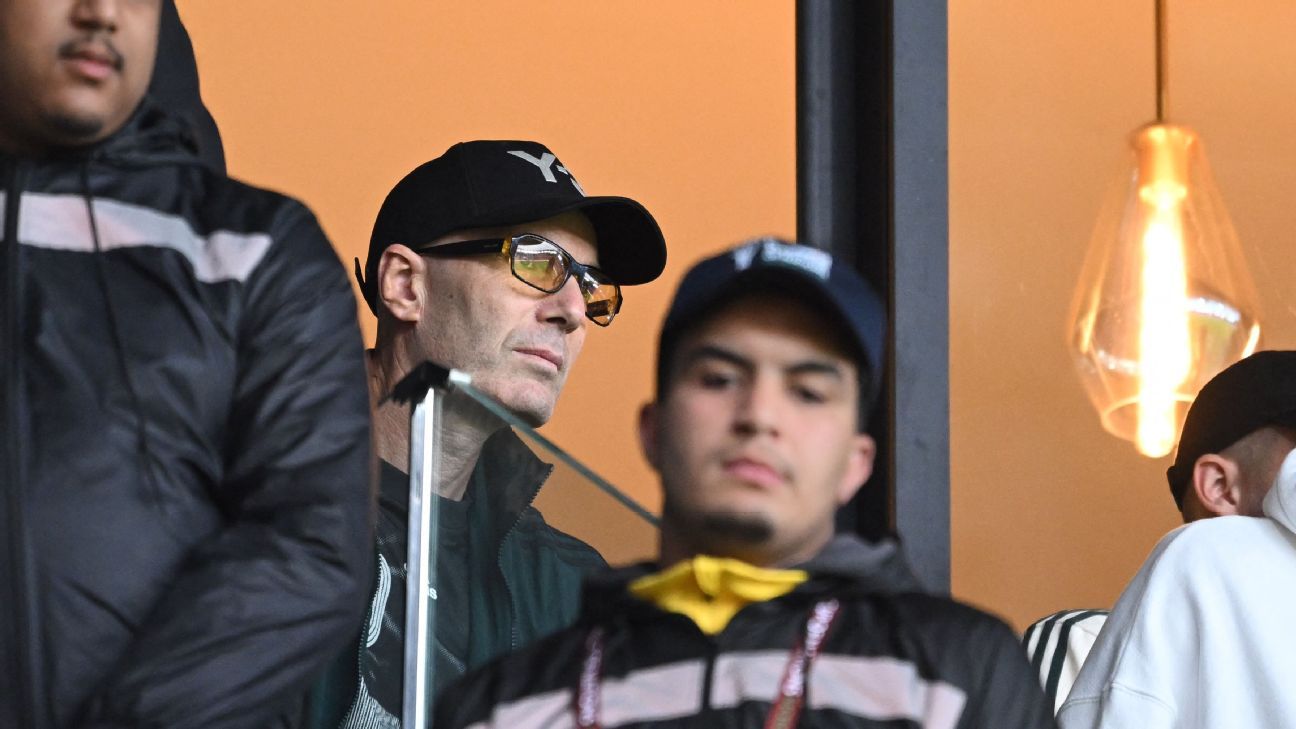 齐达内看到儿子卢卡在阿尔及利亚的比赛中零封对手。