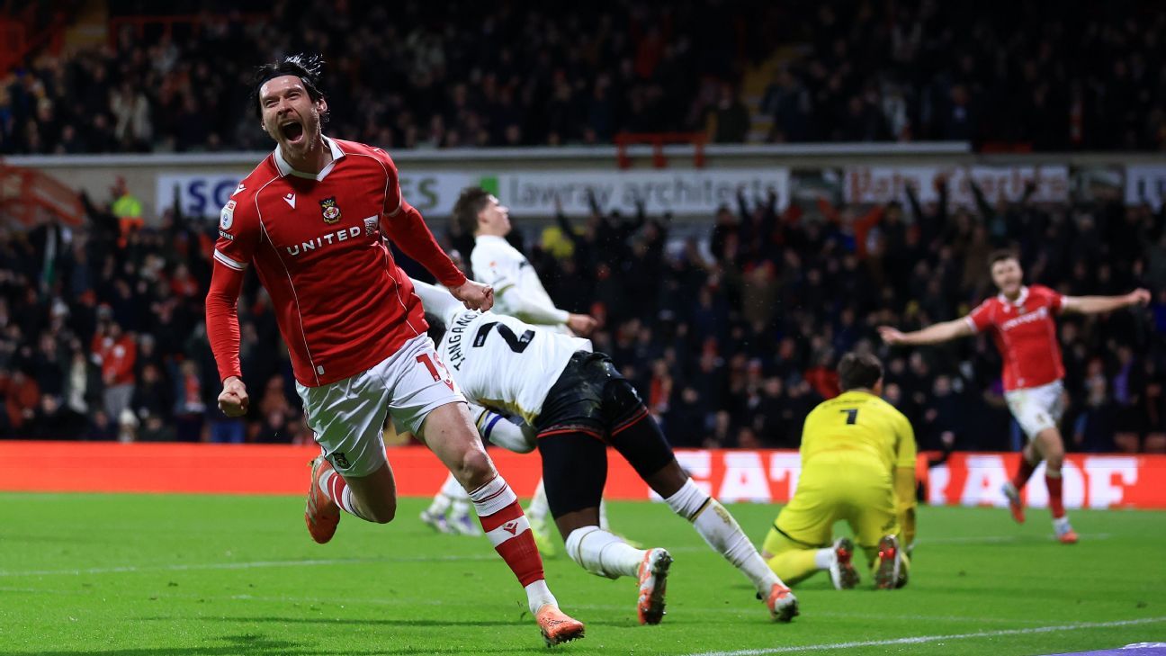 雷克瑟姆的基弗·摩尔在对阵前东家谢菲尔德联队的比赛中梅开二度，喜不自禁。