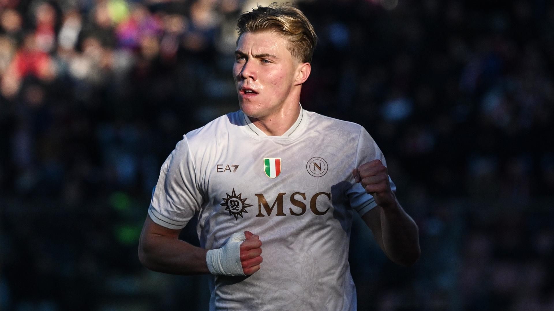 拉斯穆斯·霍伊伦“正式”留在那不勒斯，尽管曼联设有条款。