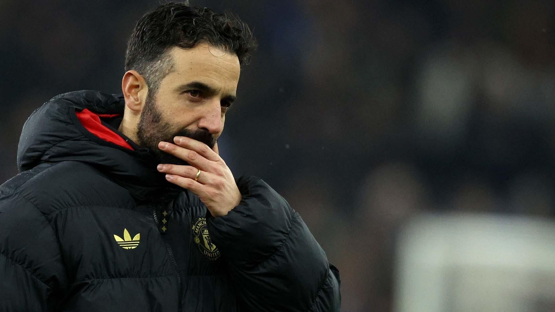 曼联就临时主帅一职接触奥莱·古纳尔·索尔斯克亚和迈克尔·卡里克——消息人士透露