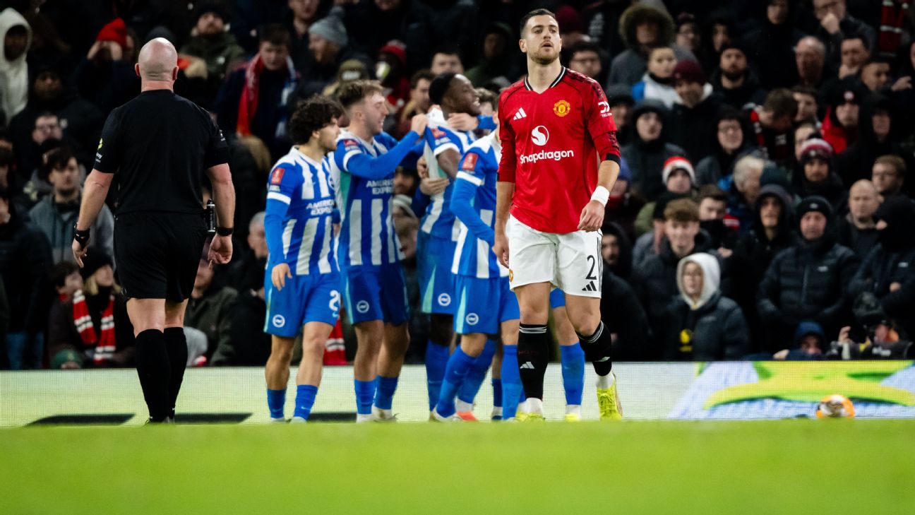 没有主教练，曼联继续跌入新低。