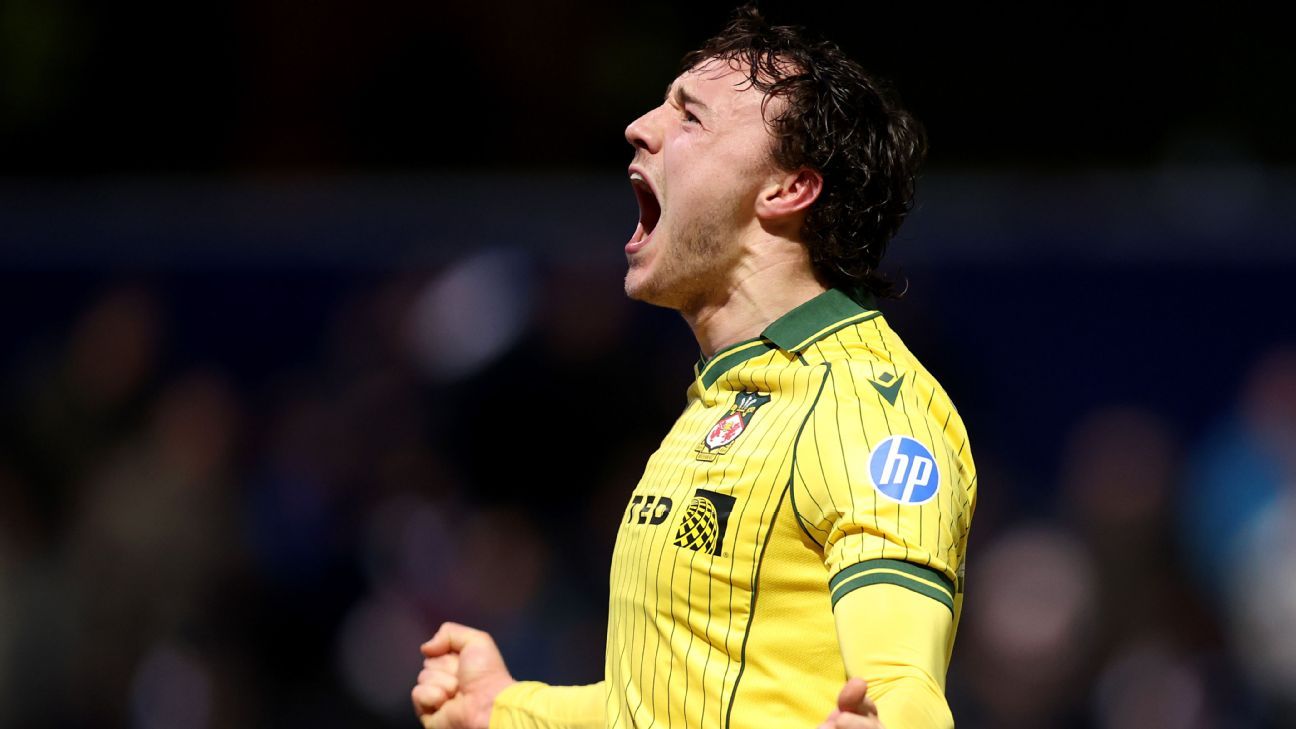 雷克瑟姆在一场惊心动魄的胜利中“闻到了血腥味”，成功跻身附加赛席位。