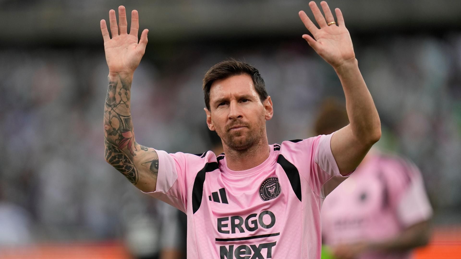 内马尔将桑托斯10号球衣赠予了梅西的儿子们。