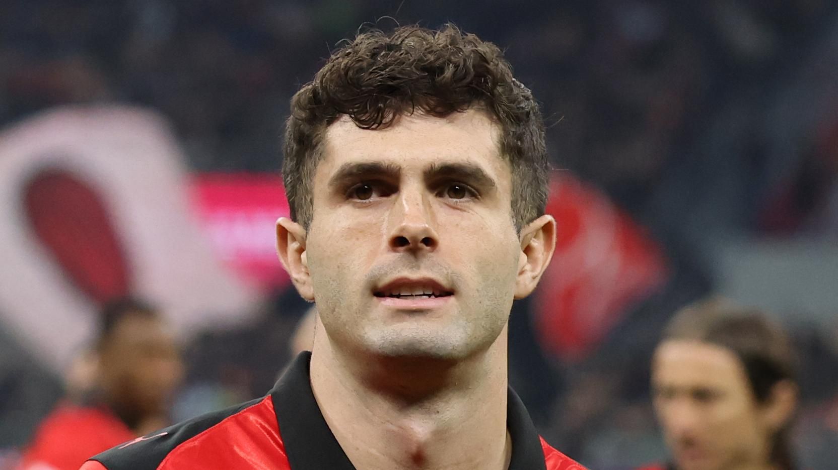 美国国家队的普利西奇与AC米兰在赛前亮相球衣，令球迷惊喜不已。