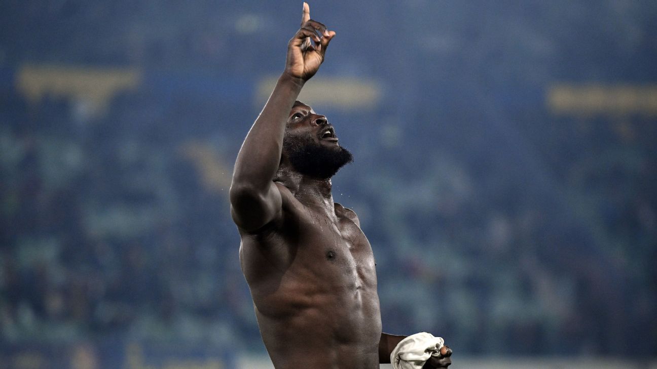 罗梅卢·卢卡库在结束长达数月的情感进球荒后泪洒赛场。