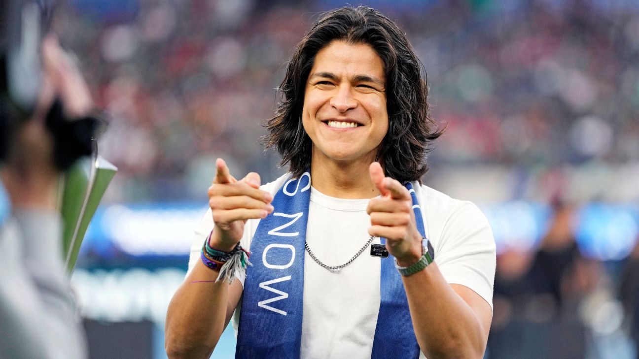 足球就是生活！《泰德·拉索》中的“丹尼·罗哈斯”正在一家美国职业足球联赛俱乐部试训。