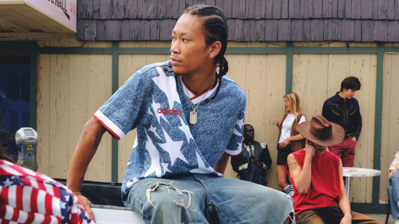 阿迪达斯推出牛仔球衣，致敬美国男足1994年世界杯征程。