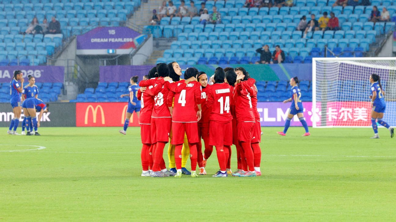 伊朗足球运动员在澳大利亚联邦警察的监视下。